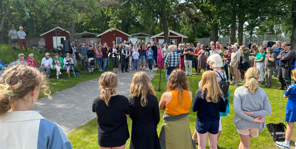 Der var fyldt godt op med interesserede, da stenrevsgruppen i Hov indviede stenrev i juni 2024