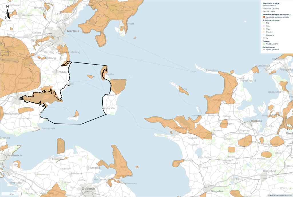 Nationale Geologiske Interesseområder og Nationale Kystlandskaber udgør Værdifulde Geo- logiske Områder, som også er indarbejdet i kommuneplanlægningen. Inden for Svanegrunds- området er Horsens Fjord, Norsminde Fjord, den nordlige del af Endelave, Tunø og Nordby Bakker på Samsø udpeget. Svanegrundsområdet er vist med sort kontur.